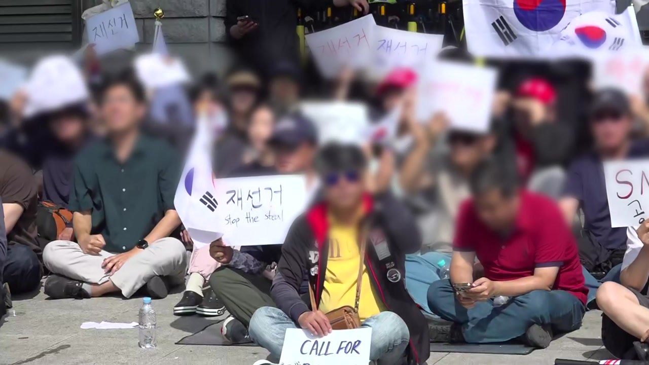 시위대에 봉쇄된 '잠실 개표소'...투표함 이송 난항 / YTN