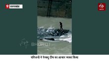अलकनंदा के खौफनाक बहाव में फंसा 15 वर्षीय किशोर, SDRF ने मौत के मुंह से निकाला