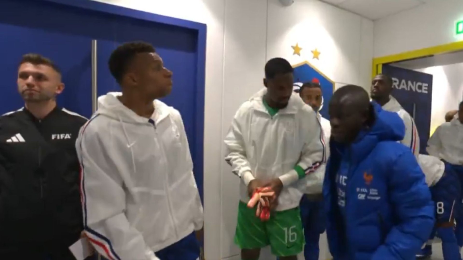 Polémica en Francia tras el frío gesto de Kanté con Mbappé<br>