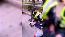 Ukrayna polisi askere gitmek istemeyen vatandaşa silah dayadı