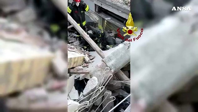 Crolla palazzina dopo un'esplosione, i soccorritori scavano sotto le macerie