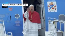 Los Reyes reciben al Papa y un grupo de niños le saludan en el aeropuerto