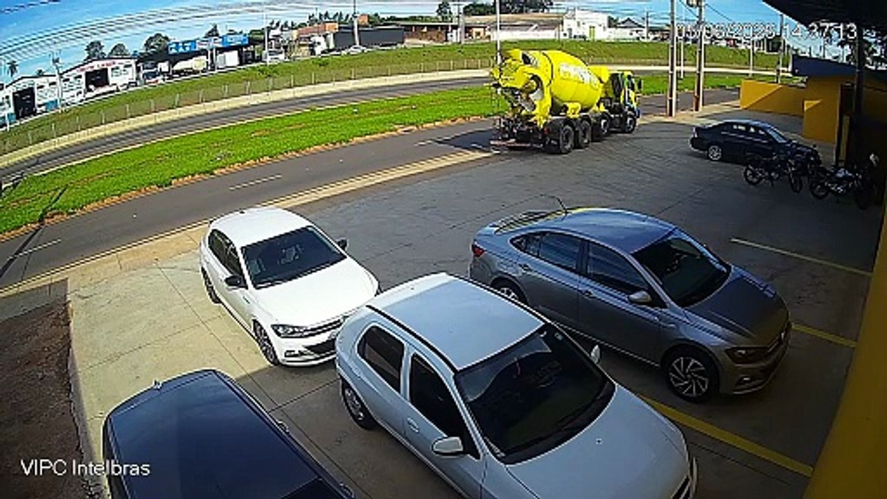 Picape bate em caminhão betoneira na PR-323 e motorista fica ferido em Umuarama