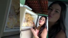 Cantora Cintia Souza mostra mimo goiano com piqui e carne de porco em vídeo na cozinha
