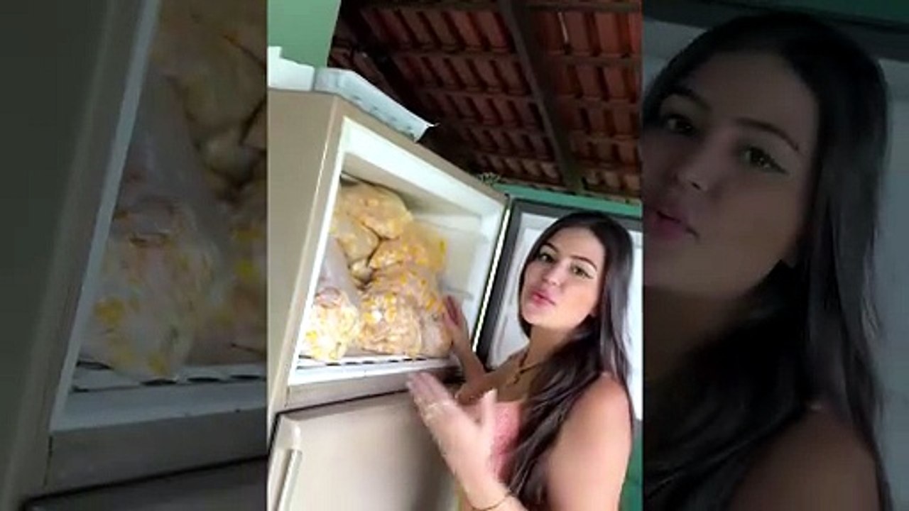 Cantora Cintia Souza mostra mimo goiano com piqui e carne de porco em vídeo na cozinha