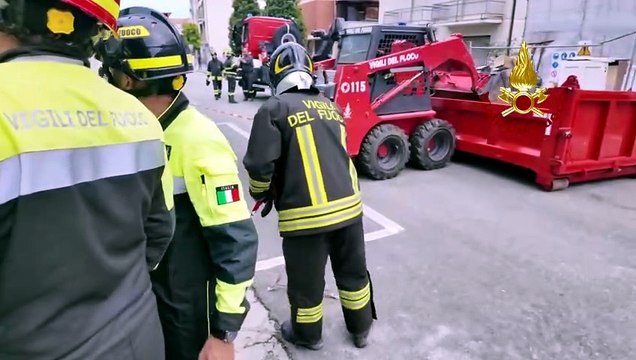 Palazzina crolla dopo l'esplosione: un morto, si cerca donna di 91 anni tra le macerie - IL VIDEO