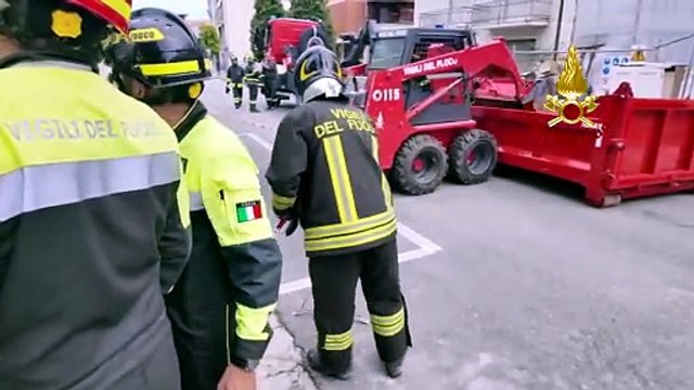 Palazzina crolla dopo esplosione: un morto, si cerca una donna di 91 anni tra le macerie - IL VIDEO