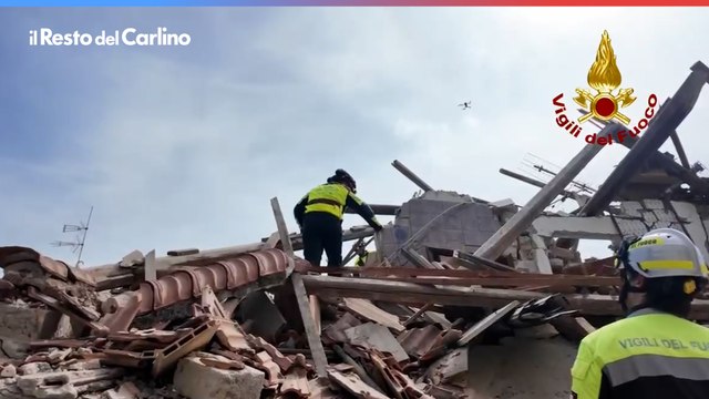 Il video dei vigili del fuoco a lavoro tra le macerie della palazzina crollata a Porto Sant'Elpidio
