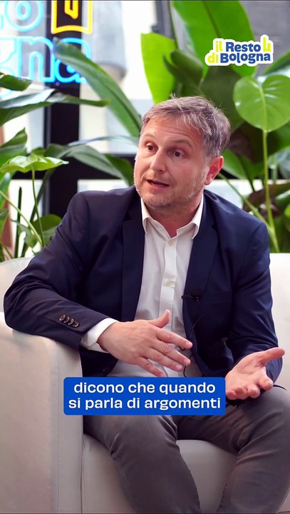 "Roberto Serra: Il 'Profesåur' del Dialetto Bolognese che Conquista i Social e le Piazze"