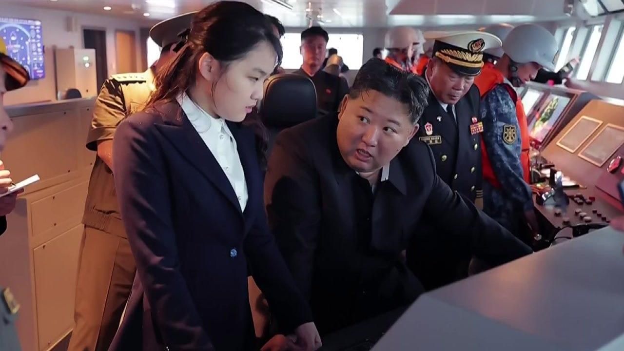김정은, 신형 구축함 '강건호' 항해시험 참관 / YTN