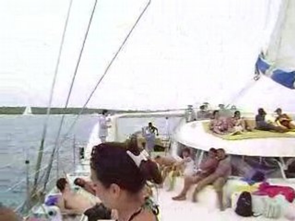 CATAMARAN EN QUITTANT SAONA