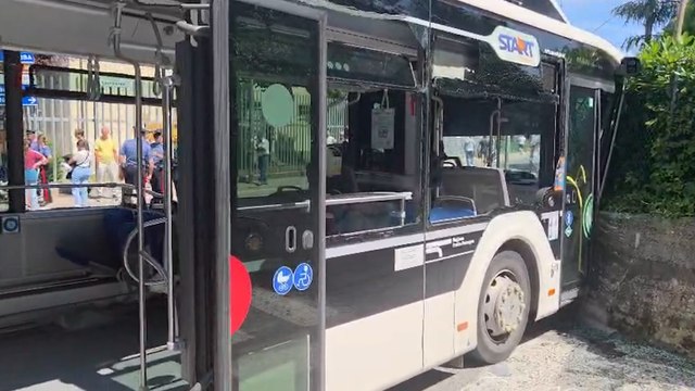 Incidente tra autobus a auto dei carabinieri: video