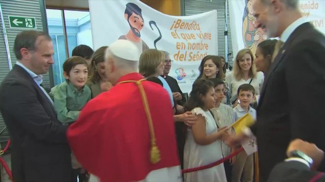 Conmovedor momento de la Reina Letizia y León XIV con unos niños en la bienvenida al papa