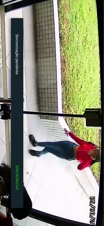 Vídeo mostra quadrilha abrindo porta de loja para roubar celulares em Salvador