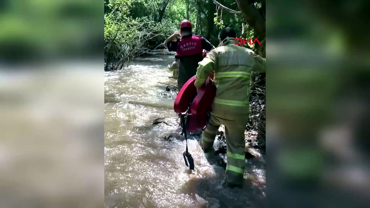 Derede akıntıya kapılan çocuğu itfaiye ekibi kurtardı
