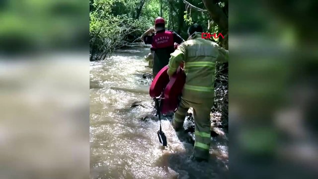 Derede akıntıya kapılan çocuğu itfaiye ekibi kurtardı