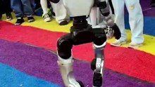 robô dá pontapé a criança durante demonstração de artes marciais na china