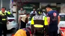 İzmit'te paket yolunda kaza! Araç kapısına çarpan motokurye hastaneye kaldırıldı