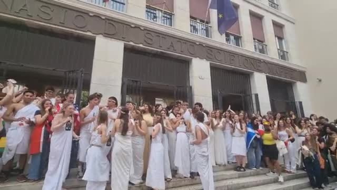 Verona, ultimo giorno al liceo Maffei: tutti in toga