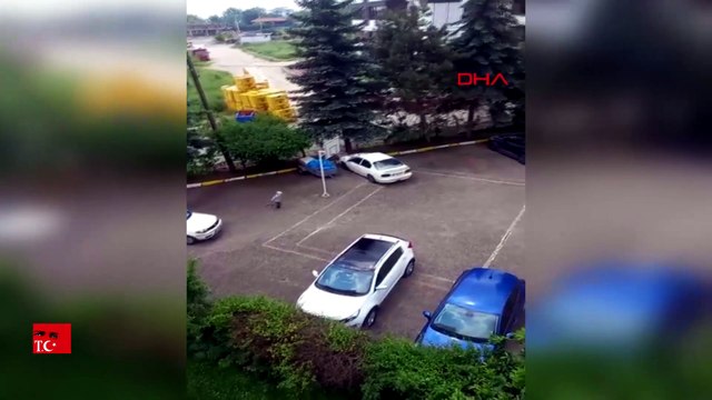 5 yaşındaki Miraç, evden çıkıp yere düşen Türk bayrağını aldı; on anlar kamerada