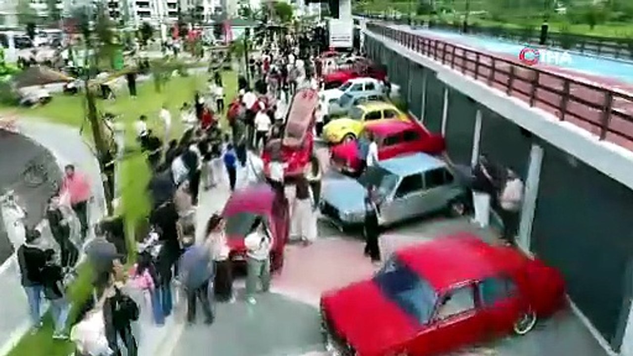 Kastamonu’da geçmişe yolculuk: Klasik otomobillere vatandaşlardan yoğun ilgi