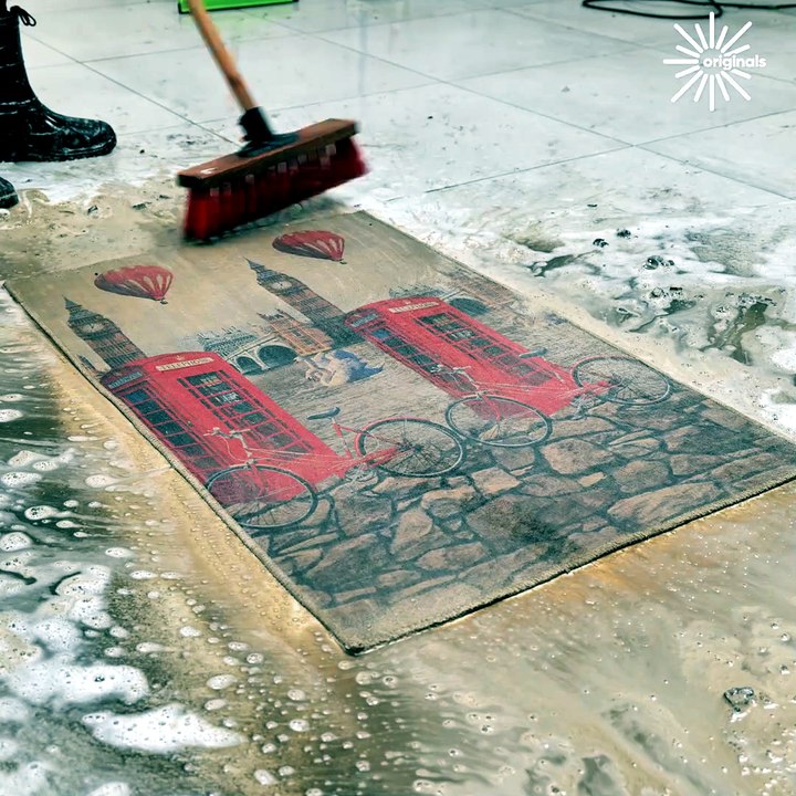 Satisfying ASMR dirty rug cleaning reveals a picture of London!