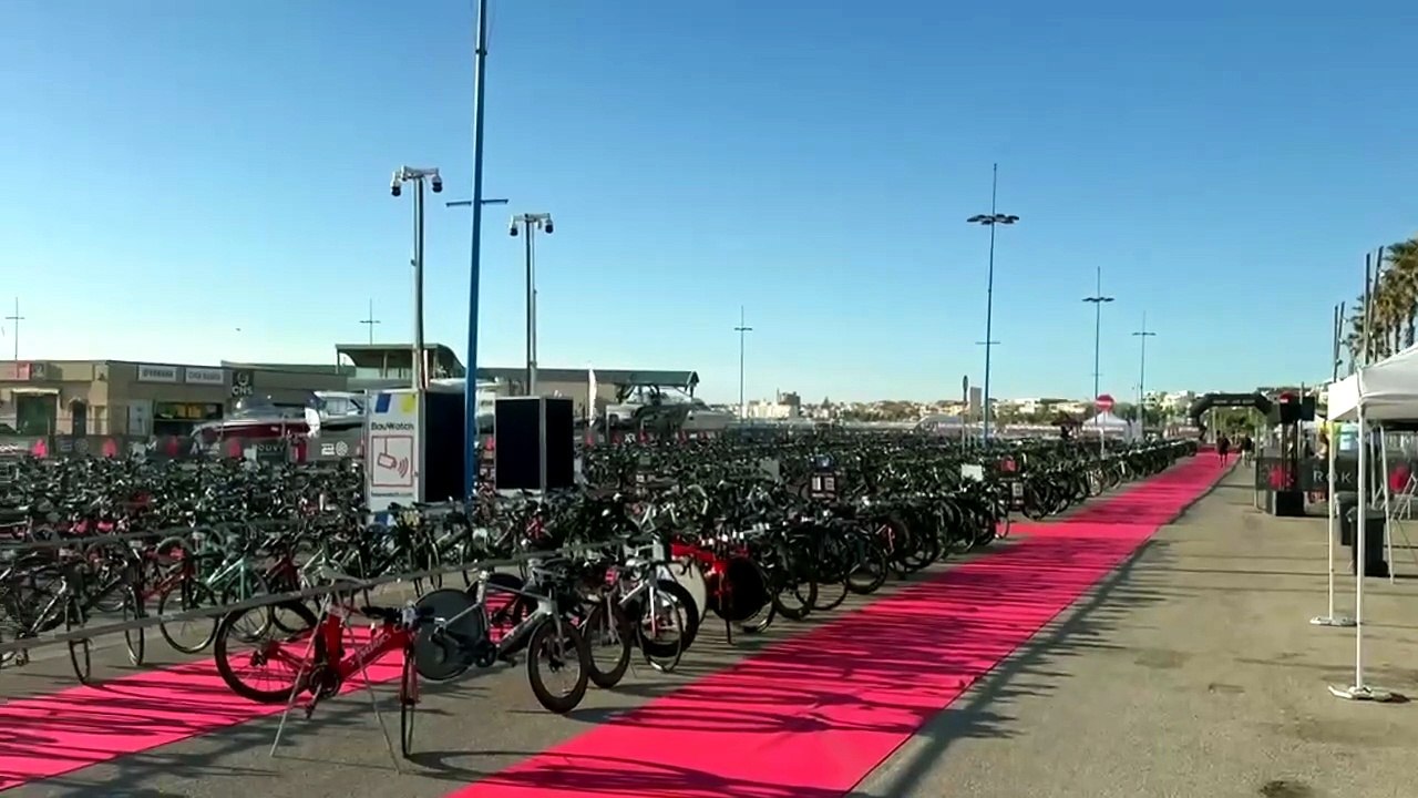 Il porto di Alghero invaso dalle 3mila bici dell'Ironman, le immagini sono impressionanti