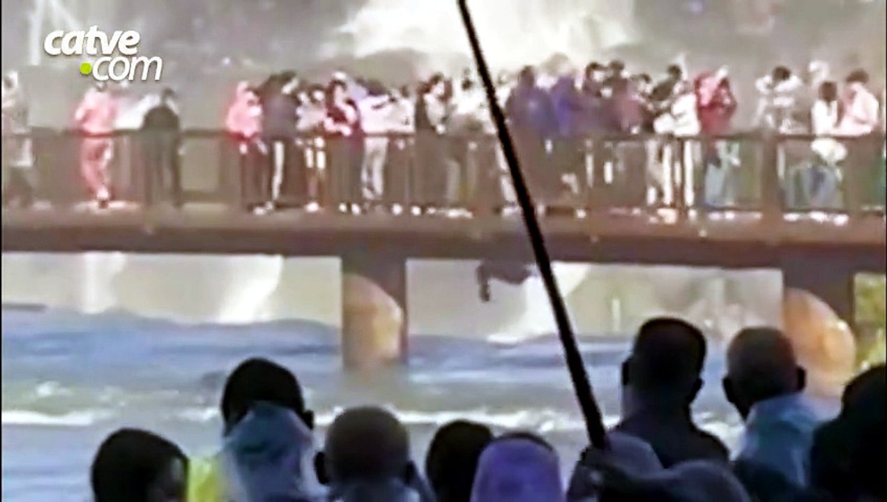 Turista ultrapassa grade e desce na água nas Ca...