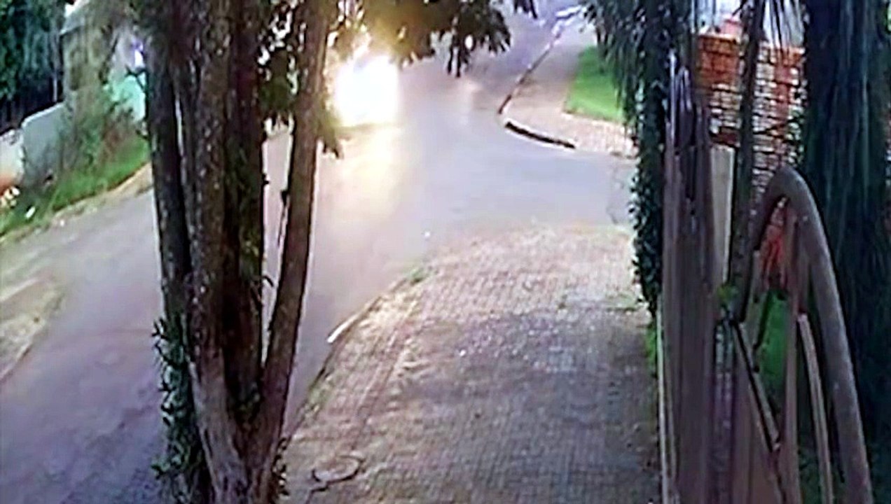 Vídeo mostra carro e moto batendo durante conversão à esquerda