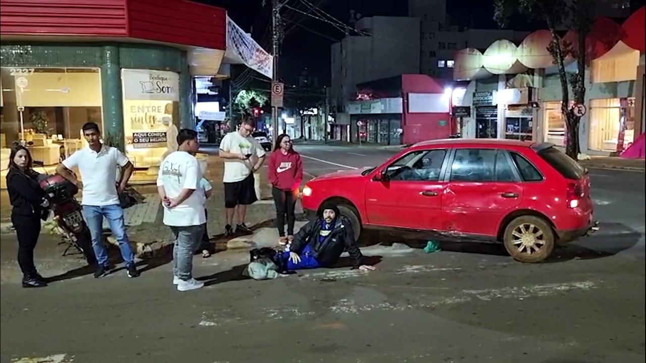 Motociclista tem suspeita de fratura após colisão com Gol na Rua Paraná