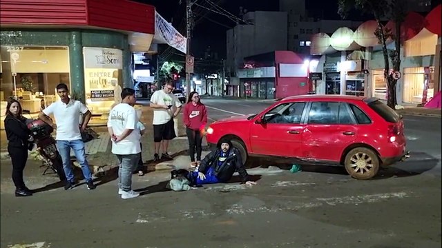 Motociclista tem suspeita de fratura após colisão com Gol na Rua Paraná