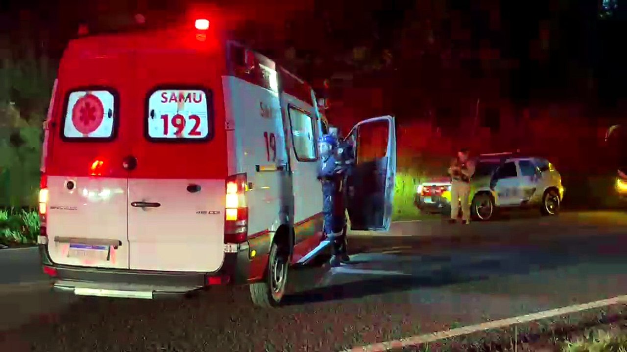 Mulher morre e homem tem ferimentos graves após capotamento na PR-489