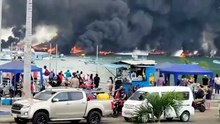 حريق هائل في ميناء مانتا الإكوادوري يدمر 35 قارب صيد ويصيب 4 أشخاص (فيديو) -