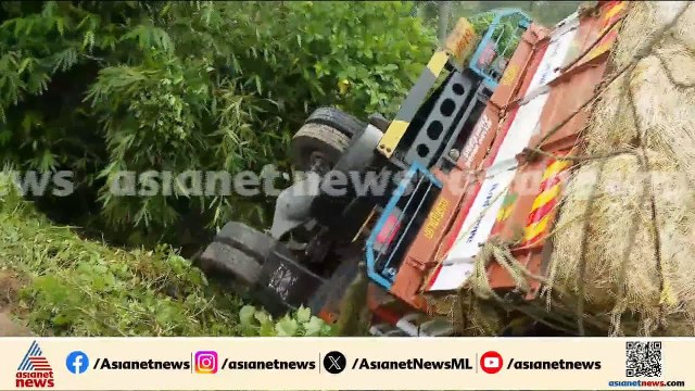 കലഞ്ഞൂരിലെ വാഹനാപകടം; തോട്ടിലേക്ക് മറിഞ്ഞ ലോറി ഉയർത്താനുള്ള ശ്രമം തുടരുന്നു, അപകടത്തിൽ രണ്ട് മരണം