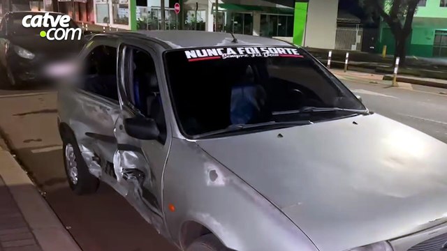 Carros batem no bairro São Crisóvão em Cascavel