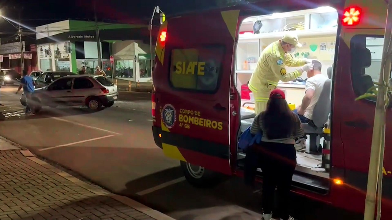 Homem fica ferido após forte colisão entre Fiesta e Siena