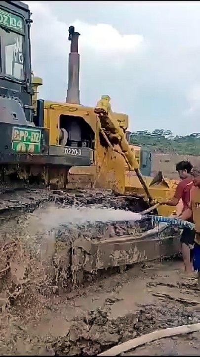 Heavy Equipment Maintenance : Washing a Muddy Bulldozer in Kalimantan Mining Site