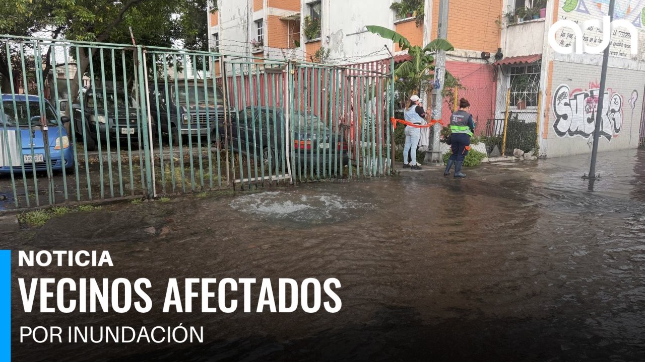 Impresionante fuga de agua inunda unidad habitacional en Iztapalapa