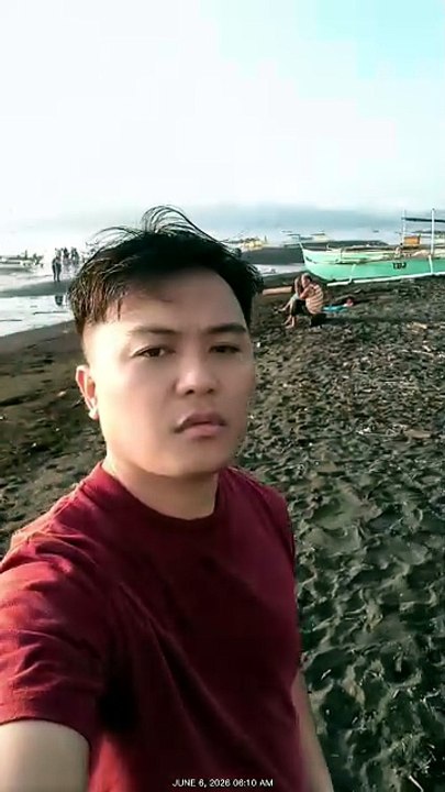 Miadto sa baybay si Mike para mopalit ug isda