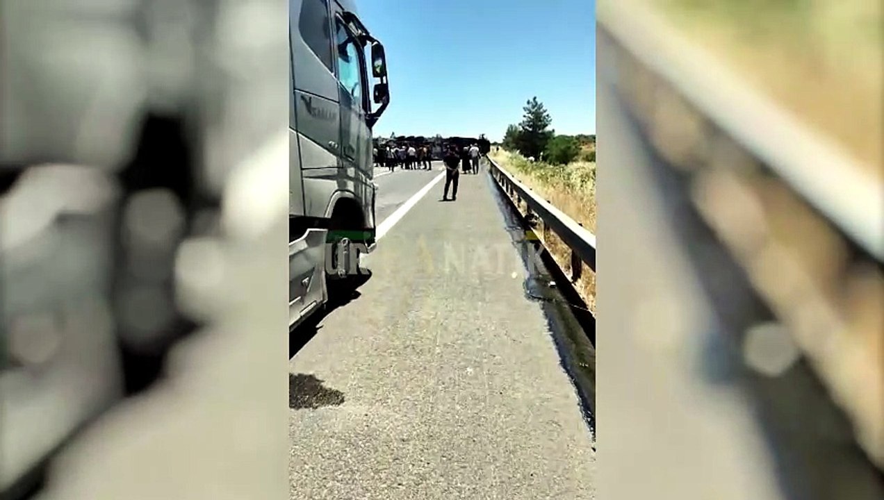 Şanlıurfa-Gaziantep Otoyolunda TIR Devrildi