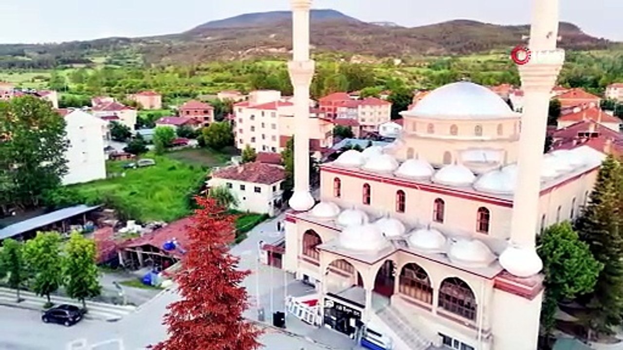 Leylekler gün batımını cami kubbesinde karşıladı, mest eden anlar böyle görüntülendi