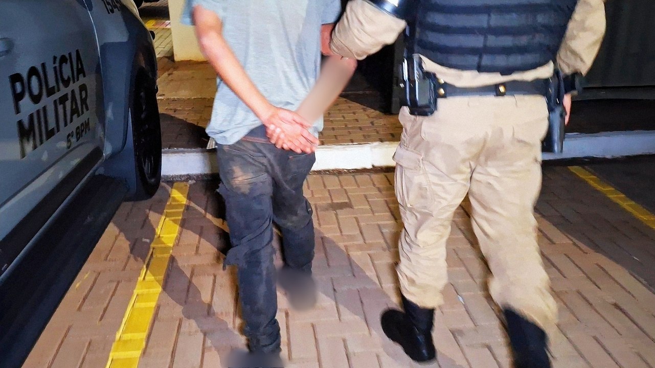 Homem é detido após desferir tapas em viatura da PM no Centro de Cascavel