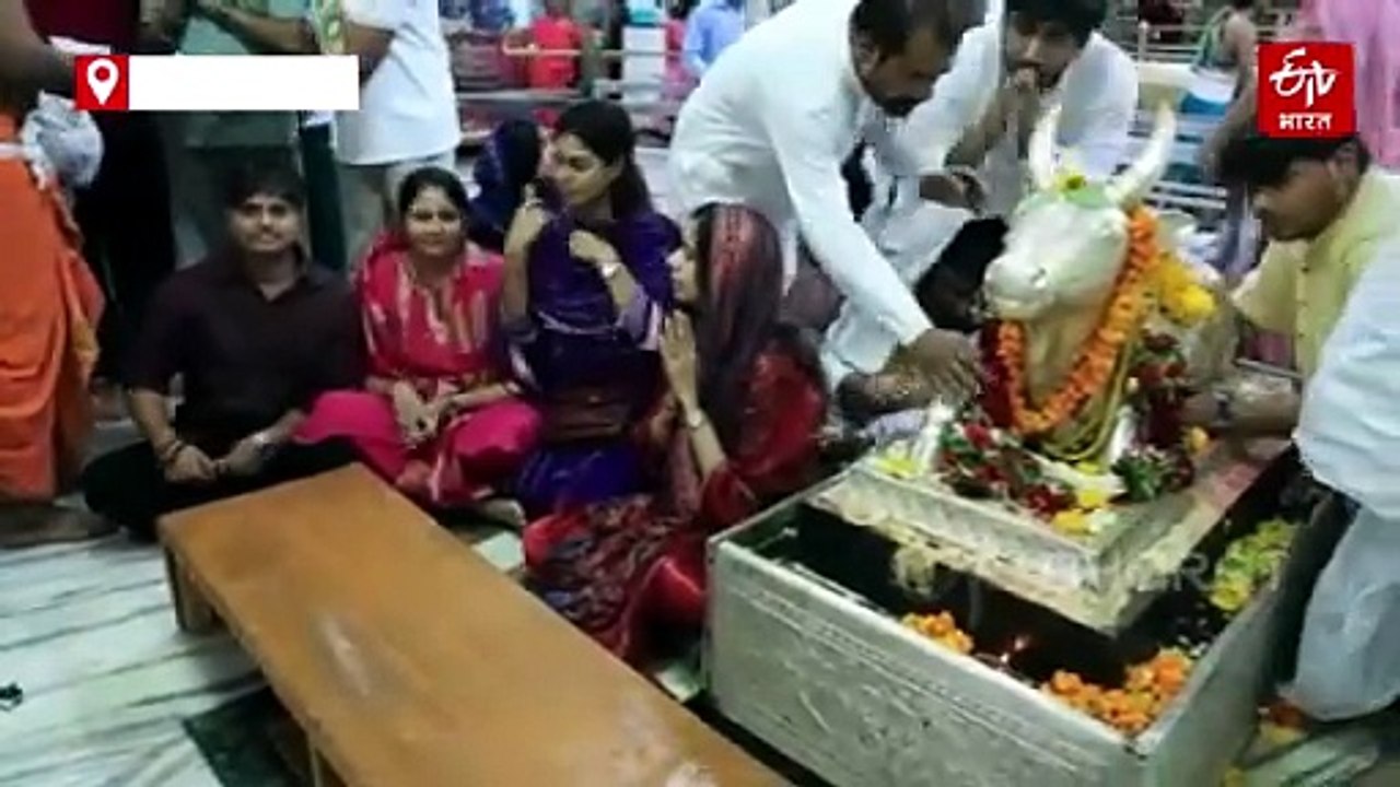 बाबा महाकाल की चौखट पर गायिका किंजल दवे और अभिनेत्री मोनल, भस्म आरती में हुई शामिल