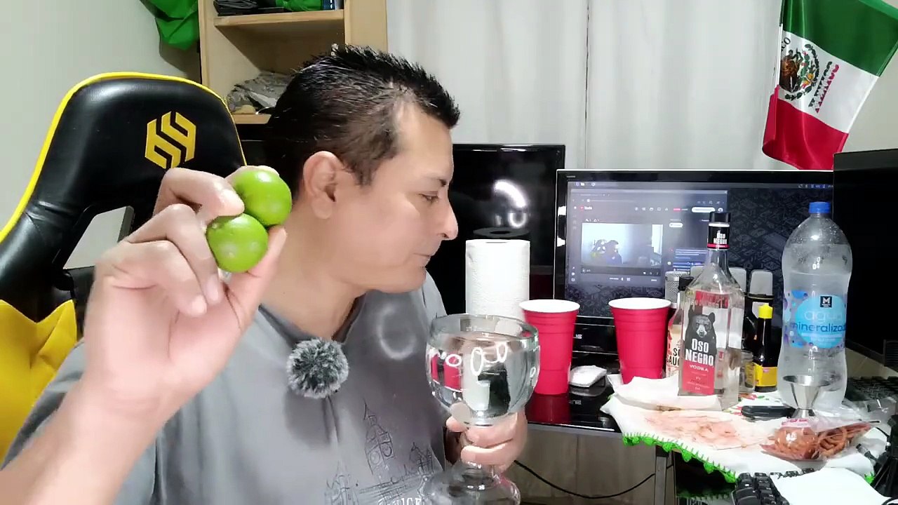 Abriendo una botella de Vodka Oso Negro para beber y ponerme bien borracho en la oficina agusto