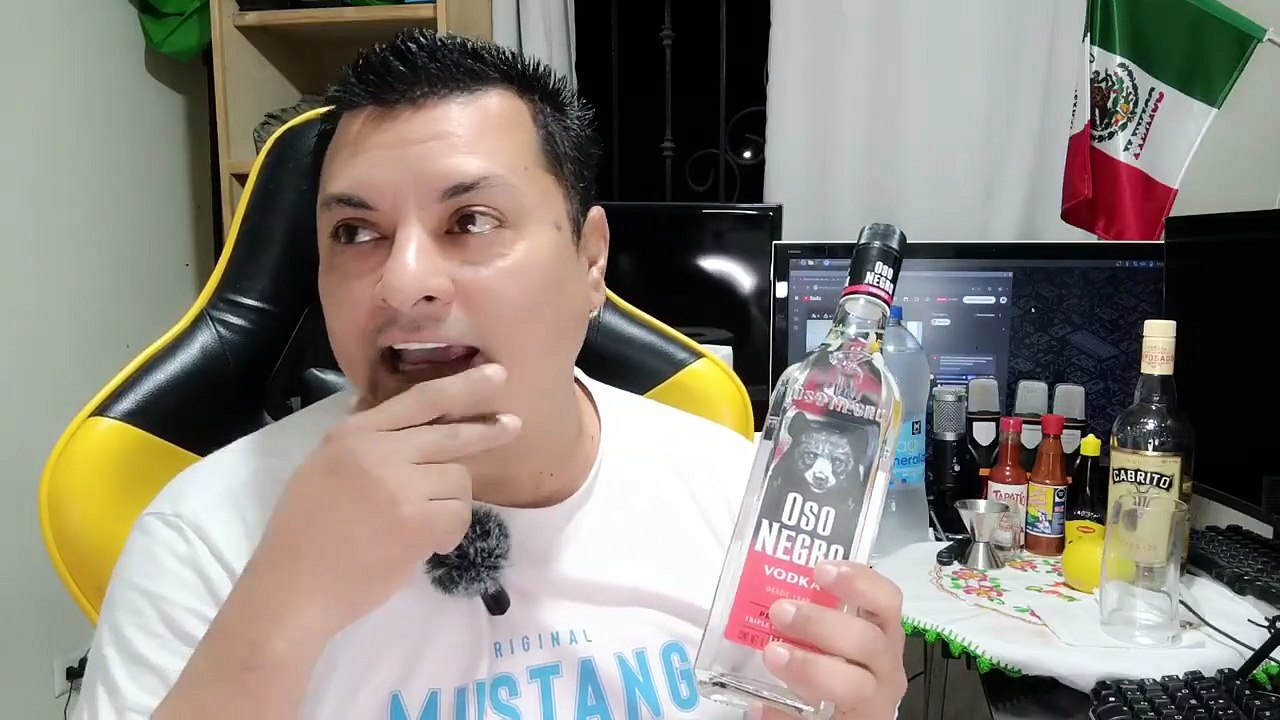 Abriendo una botella de Vodka Oso Negro para ponerme bien borracho en la oficina platicando cosas