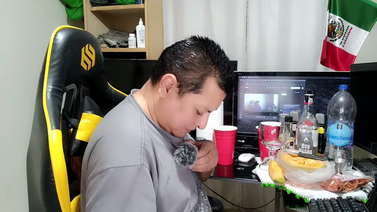 Enviando saludos a todos mis compas de las redes sociales y bebiendo vodka para ponerme bien borrach