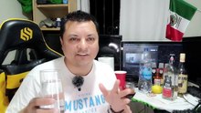 Saluta cheers kanpai skol , bebiendo vodka con agua mineral en la oficina platicando cosas
