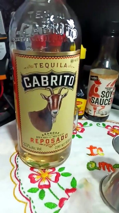 sirviendo un trago de tequila cabrito reposado con limon eureka con sal de gusano de maguey #shorts