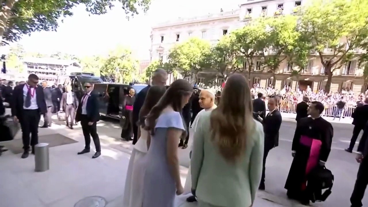 El Papa se encuentra con los Reyes en Cibeles para la Santa Misa del Corpus.