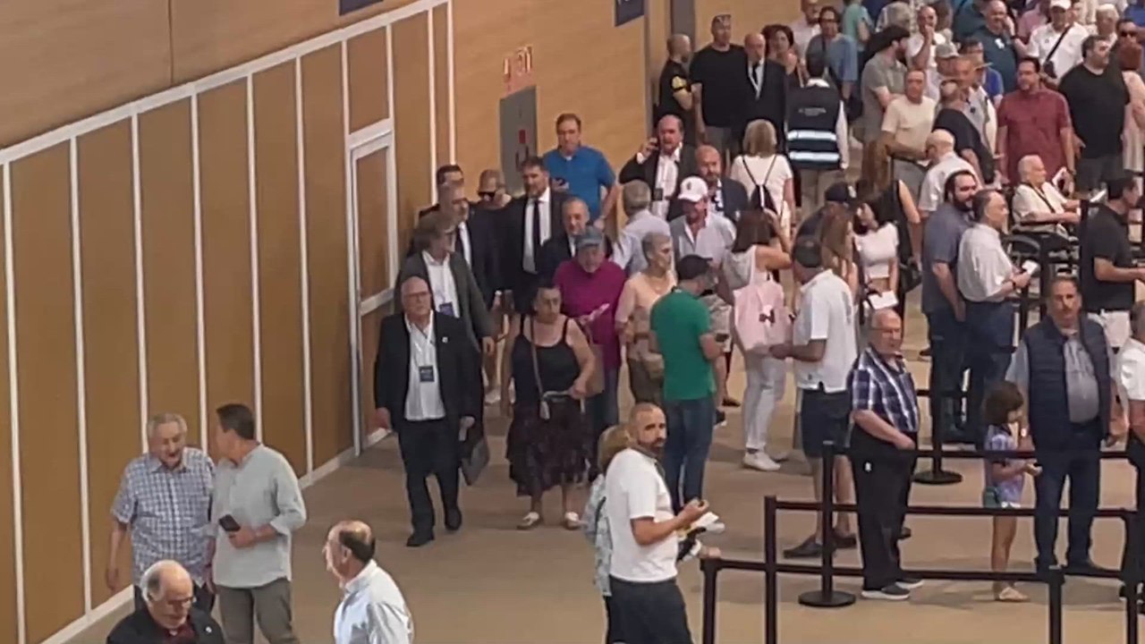 El momento en que Florentino Pérez vota en Valdebebas